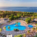 Fotografia aérea que mostra a piscina do hotel AP Adriana Beach & Resort, situado em Albufeira e que mostra a praia da Falésia