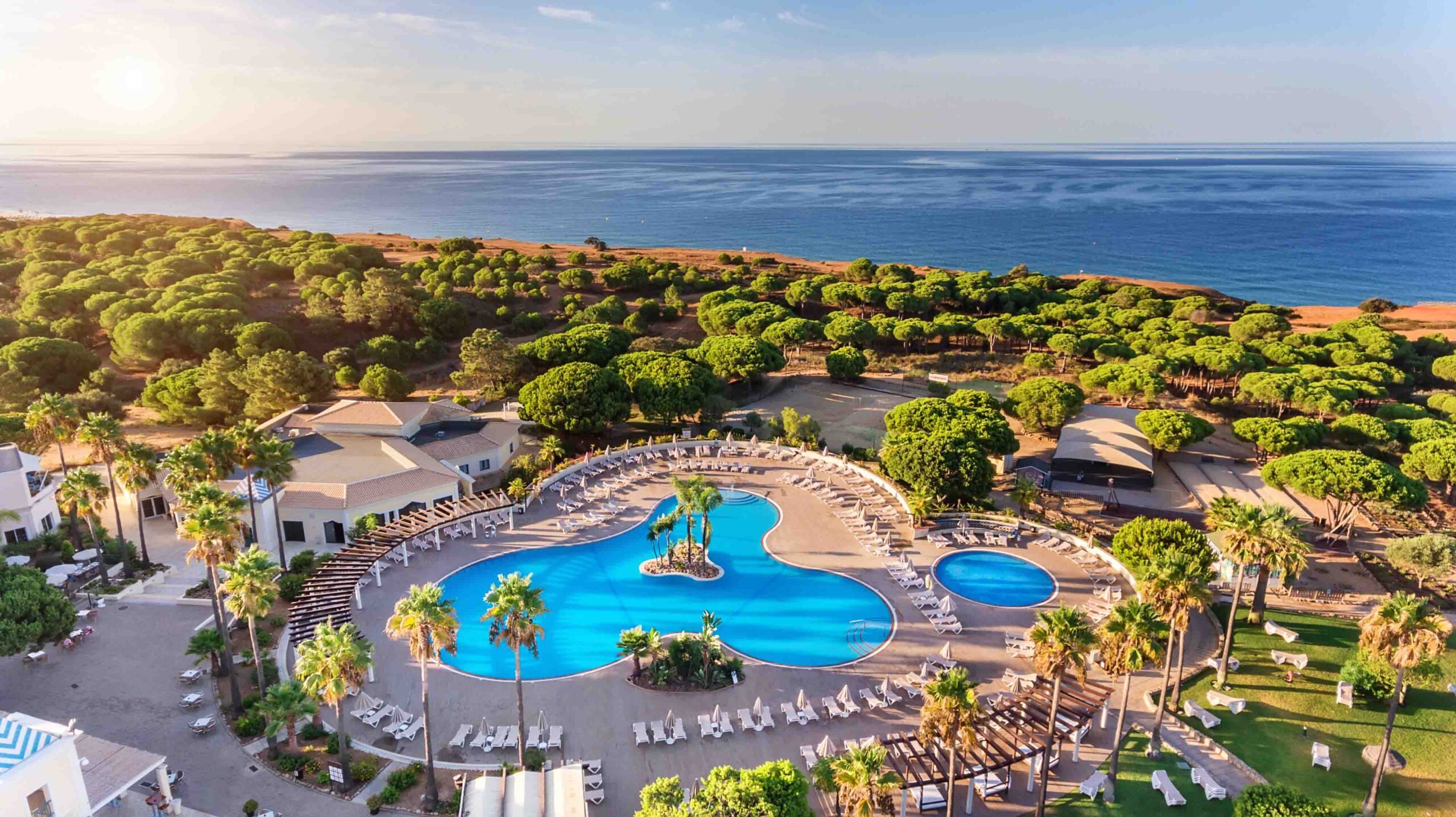 Fotografia aérea que mostra a piscina do hotel AP Adriana Beach & Resort, situado em Albufeira e que mostra a praia da Falésia