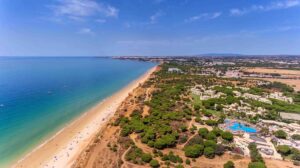 Vista aérea da Praia da Falésia em Albufeira, onde é também visível o hotel AP Adriana Beach Resort