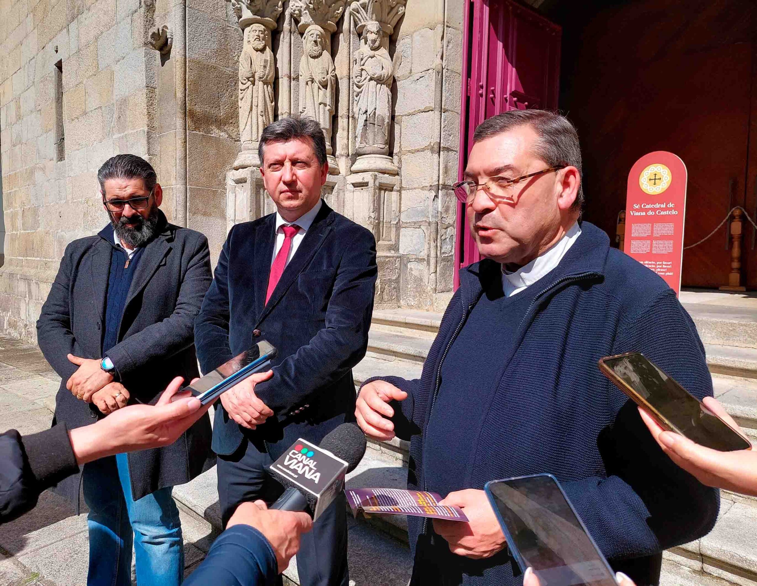 Três homens a falar para vários microfones em Viana do Castelo