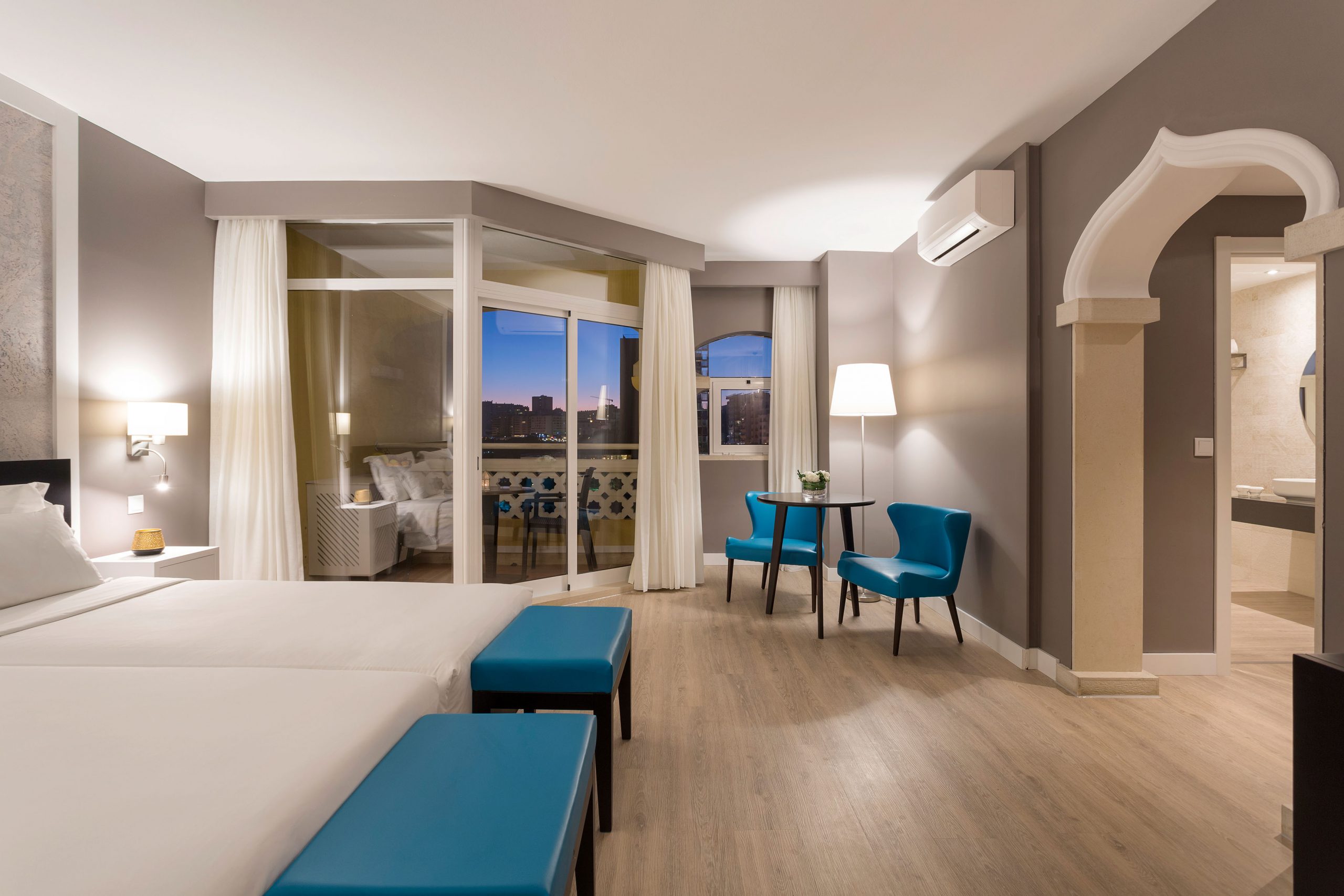 Cama do Quarto Vista Mar Lateral do hotel AP Oriental Beach, em Portimão