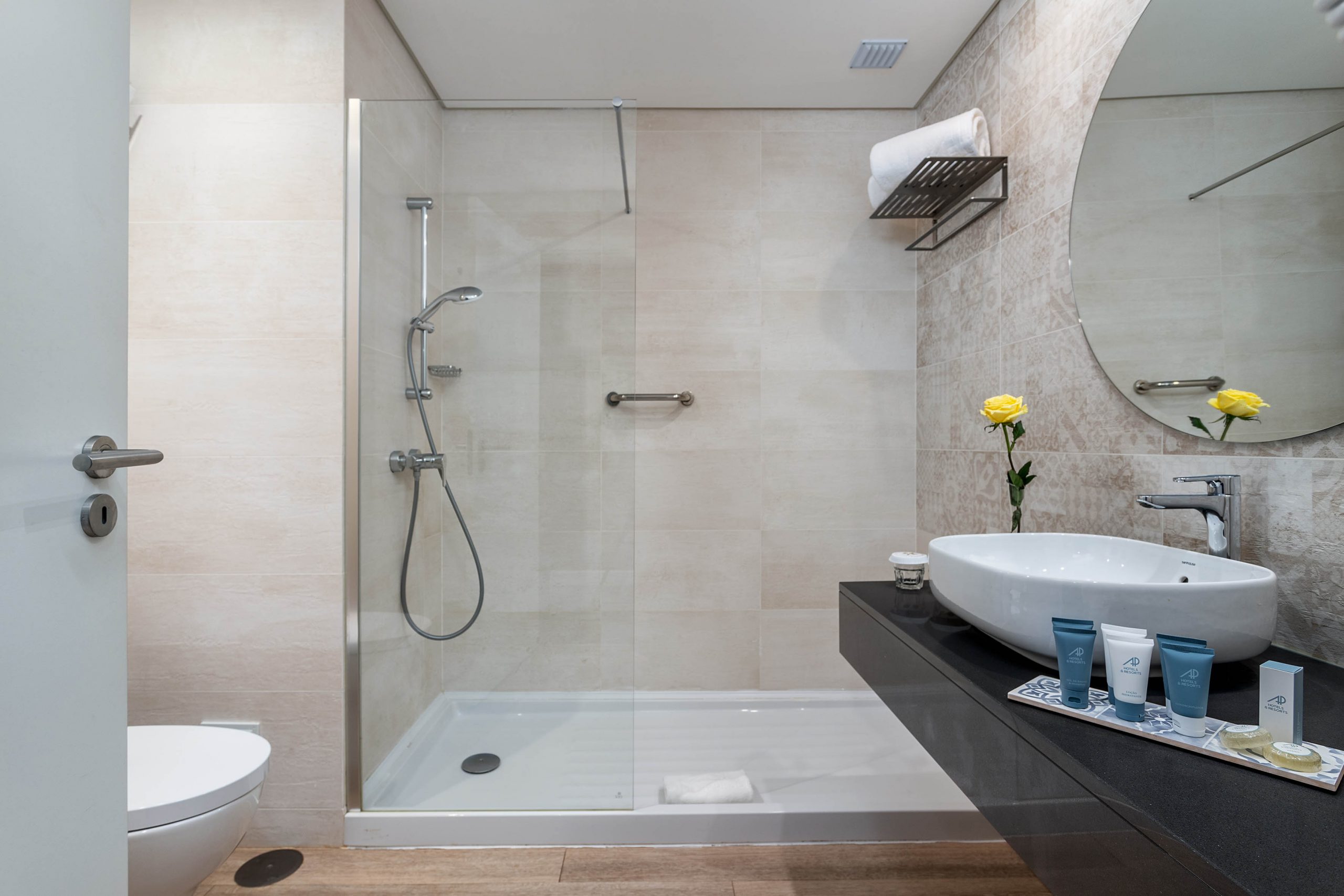 Casa-de-banho do Quarto Vista Mar Lateral do hotel AP Oriental Beach, em Portimão