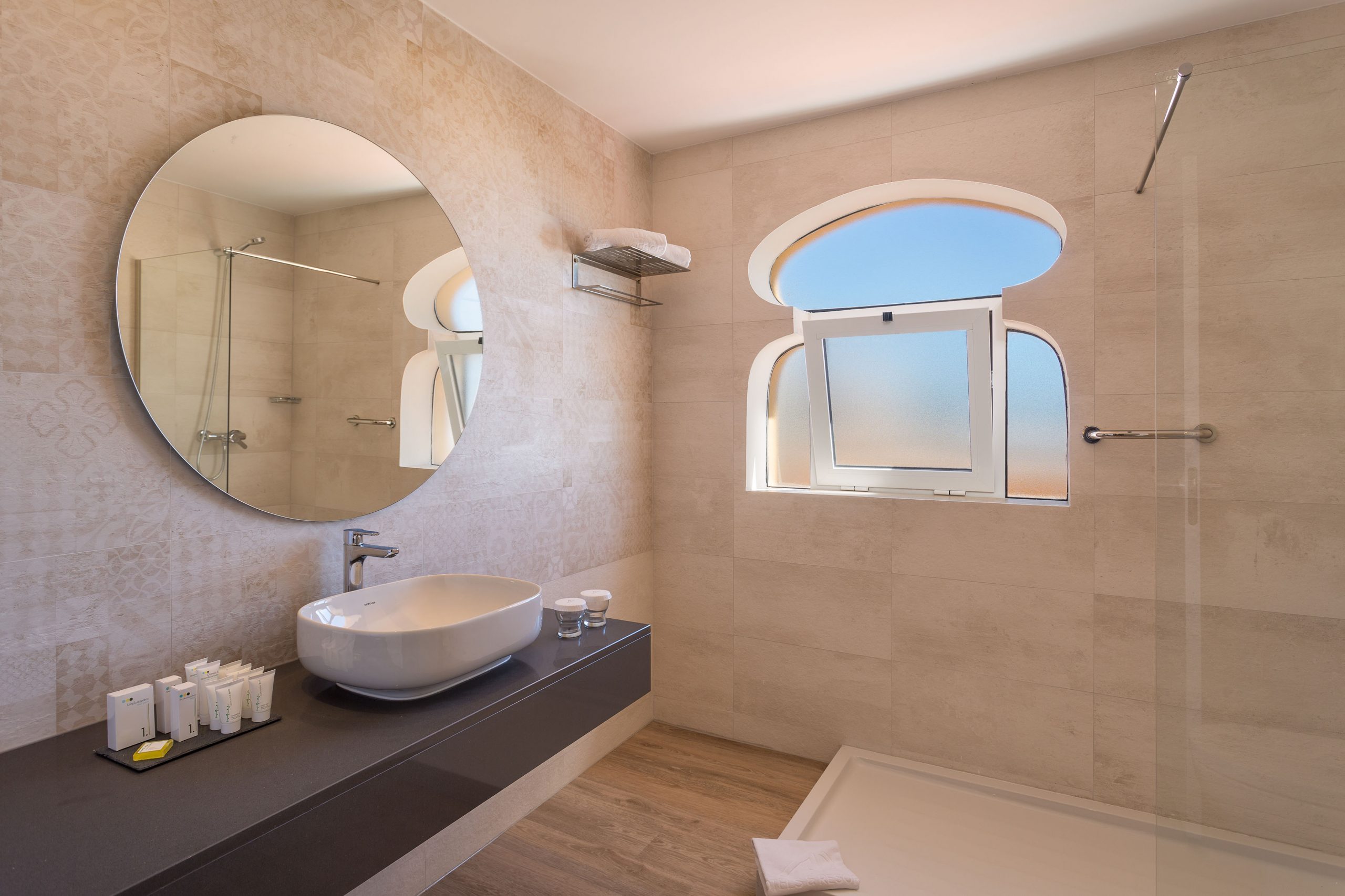 Casa-de-banho da Suite do hotel AP Oriental Beach, em Portimão