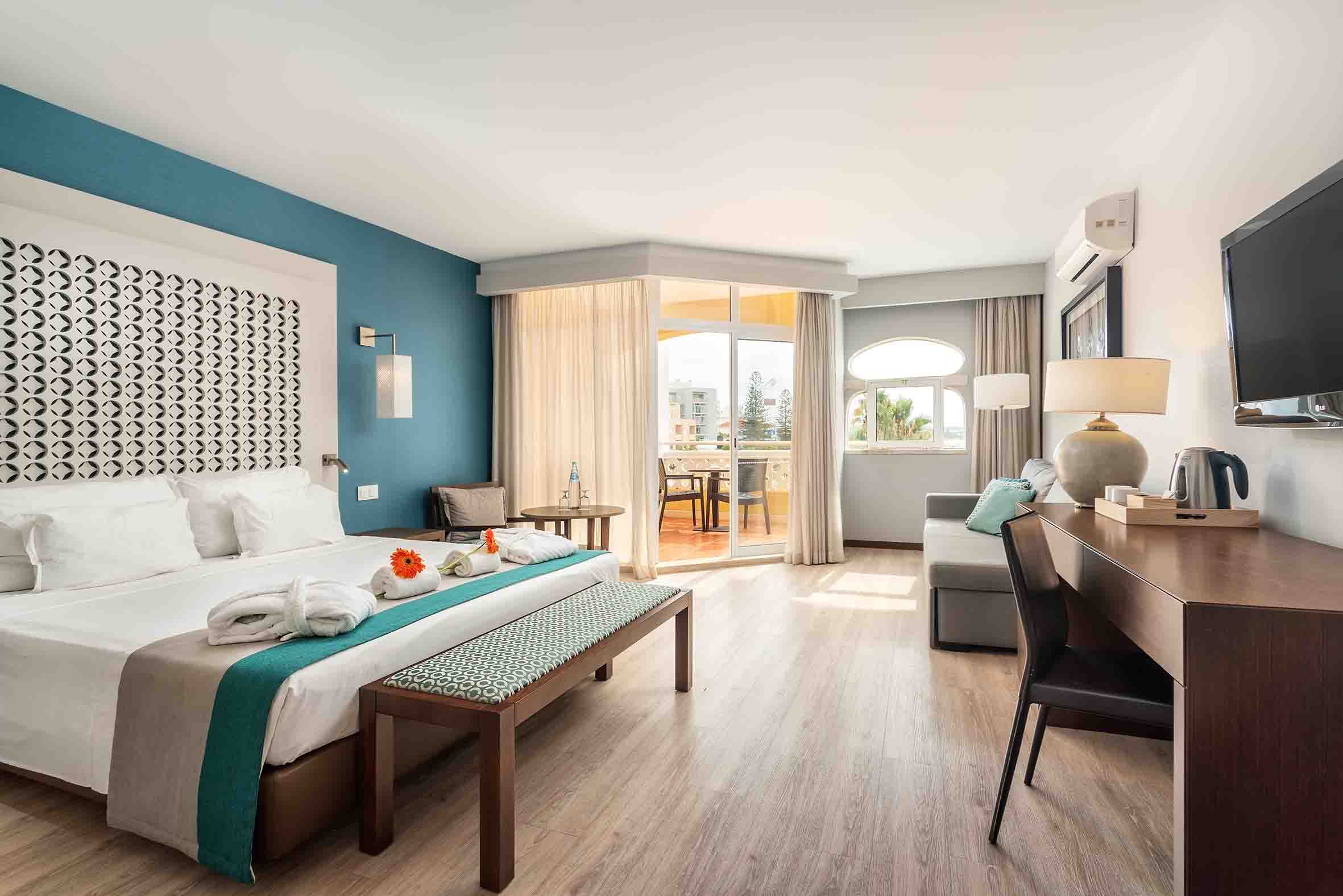 Cama do Quarto Vista Mar Lateral do hotel AP Oriental Beach, em Portimão