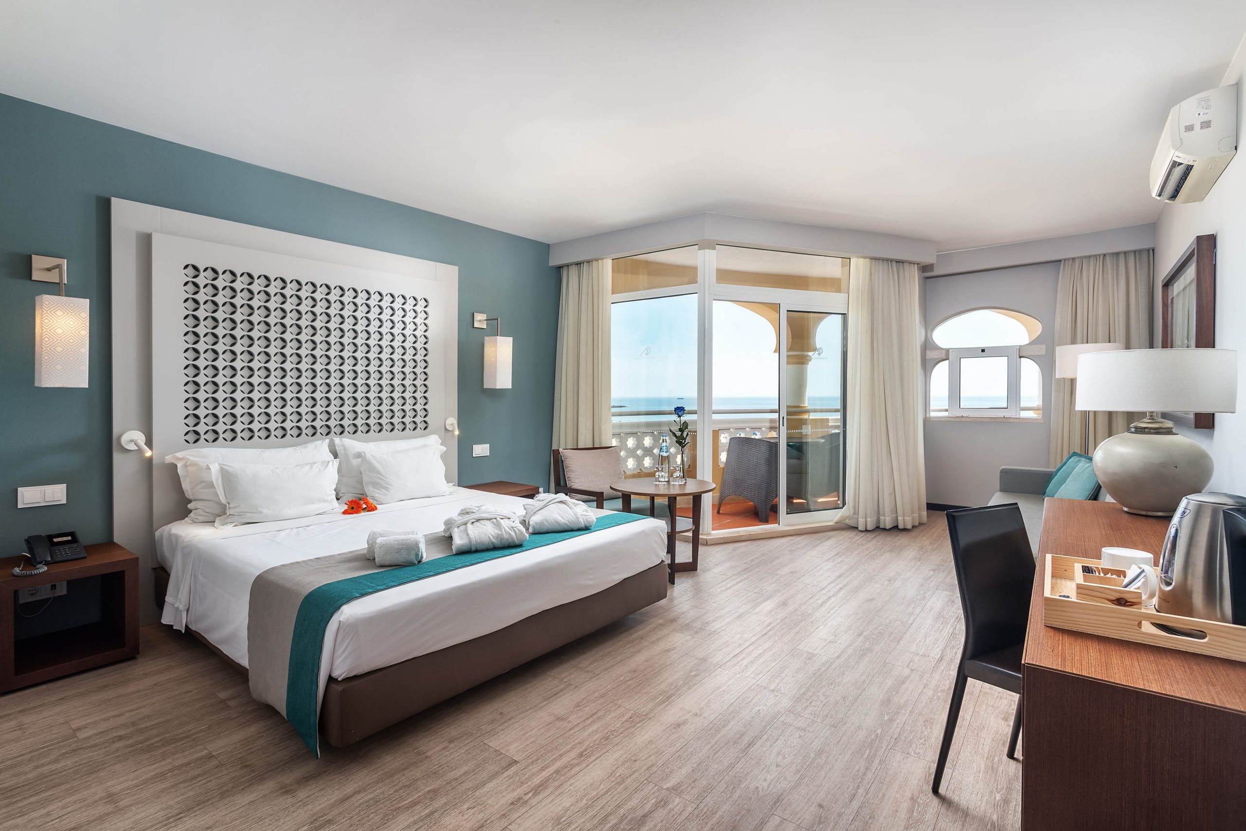 Cama do Quarto Vista Mar Frontal do hotel AP Oriental Beach, em Portimão