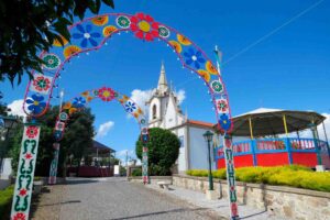 Arco Festivo ornamentado com flores e localizado em Viana do Castelo