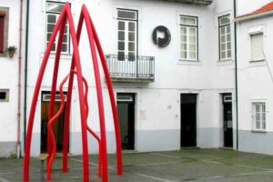 escultura de madeira e resinas, da autoria de Isabel Cabral e Rodrigo Cabral, que é um exemplo de linguagem para-surrealista e experimental 