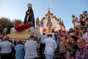 Procissão da Nossa Senhora da Agonia a realizar-se em Viana do Castelo junto a uma igreja da cidade
