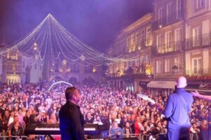 Músicos a tocar em Viana do Castelo perante uma plateia de milhares de pessoas
