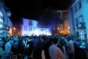 Concerto durante a noite ao ar livre em Viana do Castelo
