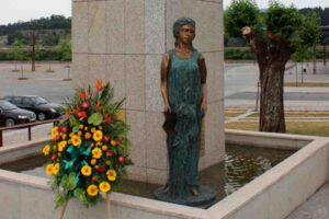 escultura de Sousa Pereira que apresenta a figura de uma mulher com olhar longínquo e uma carta na mão