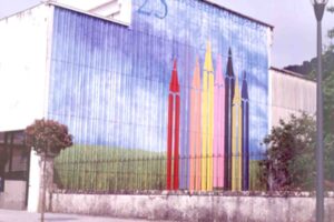 Pintura num mural em Vila Nova de Cerveira que representa lápis de cor