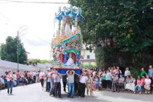 Procissão nas ruas de Viana do Castelo com várias pessoas a levar a Padroeira Santa Marta