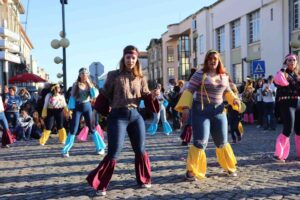 Adolescentes a dançar nas ruas de Viana do Castelo durante o Carnaval