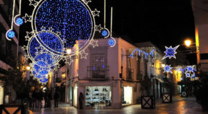 Ruas da Baixa de Faro com decorações de Natal