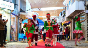 Pessoas vestidas de duentes durante as atividades de Natal em Portimão