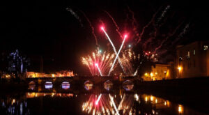 Fogos de artificio sobre a ponte de Tavira