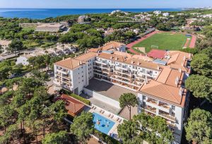 Vista aérea do hotel AP Victoria Sports & Beach, em Albufeira, com piscina de crianças, campo de futebol e pista de atletismo