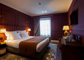 Cama com almofadas brancas do quarto do hotel AP Dona Aninhas, em Viana do Castelo