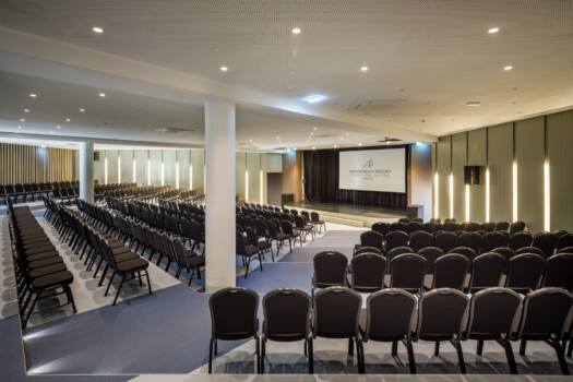 Anfiteatro no Algarve com cadeiras pretas, iluminação led e um palco com tela